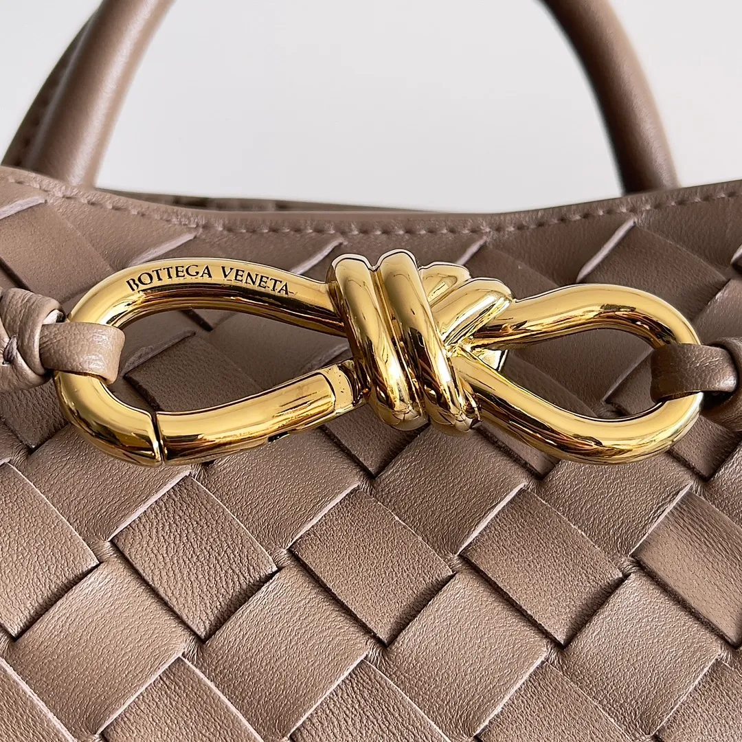 The 2023 new Andiamo batch of 1860 BV has been shipped‼ ️Really popular🔥The new Andiamo woven handbag launched by Bottega Veneta this season is really popular all over the world! ! Celebrities at home and abroad have worn it, and Oscar-winning actress Michelle Yeoh has taken it out on the street. Song Jia, Trai Yara, Yu Feihong, Sanji Ayaka, Rosie Hunting-Whiteley, Yoshioka Riho, etc. have all picked up this bag. It is classic and versatile, showing off its temperament, and the bag capacity is also large, which is very convenient for daily commuting! ! A variety of carrying methods, the shoulder straps can be adjusted by yourself, the original lambskin feels soft and delicate, and the neutral style is made to break gender boundaries and bring a more practical and longer-lasting use experience. Andiamo, which has both elegant and casual styles, perfectly interprets the true appearance of "fashionable old money style". Style number: 743568 Size: 25*22*10.5cm